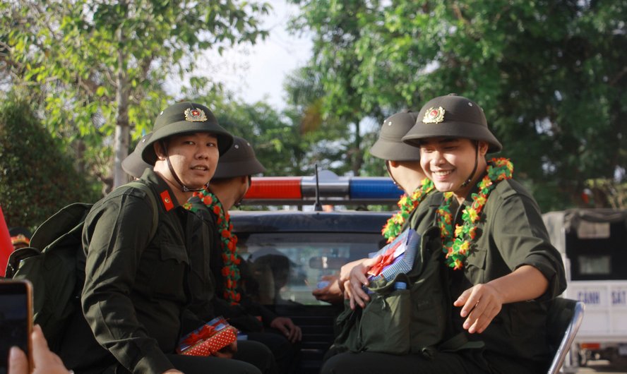 Trong số 1.188 tân binh của tỉnh, có 188 tân binh thực hiện nghĩa vụ công an.