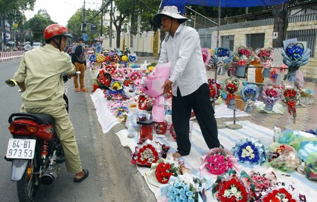 Phố “Hoa hồng” trên đường Lê Thái Tổ.