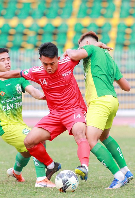 Vĩnh Đức (14, XSKT Vĩnh Long) trước hàng phòng ngự đội XSKT Cần Thơ.