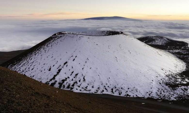 Về mặt kỹ thuật, ngọn núi cao nhất thế giới là Mauna Kea (trong ảnh) ở Hawaii, chứ không phải Đỉnh Everest. Điều này là bởi Everest cao 8.850 mét so với mặt nước biển, trong khi đỉnh cao nhất của Mauna Kea chỉ cao 4.205 mét so với mặt nước biển. Tuy nhiên, Mauna Kea còn khoảng 6.000 mét chìm bên dưới mặt nước biển và tổng chiều cao của nó là 10.210 mét.