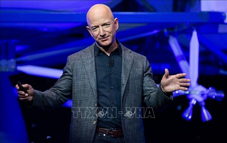 Ông Jeff Bezos tại sự kiện giới thiệu tàu đổ bộ công nghệ cao 