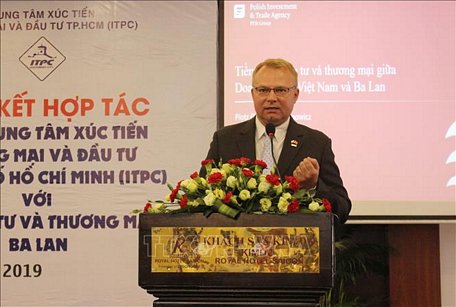 Ông Piotr Harasimowicz phát biểu tại hội thảo “Tiềm năng đầu tư - thương mại giữa doanh nghiệp Việt Nam và Ba Lan” tại TP Hồ Chí Minh. Ảnh: Xuân Anh/TTXVN