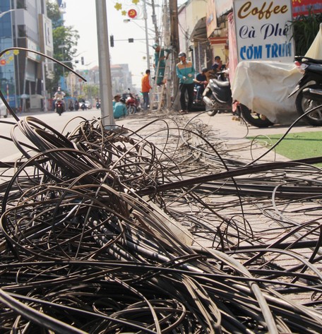  Thu dọn hệ thống cáp, dây thuê bao viễn thông, truyền hình đường Trưng Nữ Vương. Ảnh chụp vào sáng 19/2/2020.