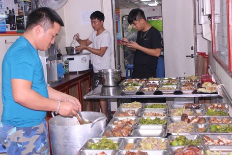 Để có bữa ăn ngon, đảm bảo vệ sinh và dinh dưỡng, các “anh nuôi” phải chuẩn bị kỹ từ khâu chọn, bảo quản đến chế biến thức ăn.