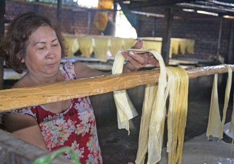 Tỉnh có nhiều chính sách hỗ trợ, phát triển hợp tác xã. Trong ảnh: Sản xuất tàu hủ ky (xã Mỹ Hòa- TX Bình Minh).