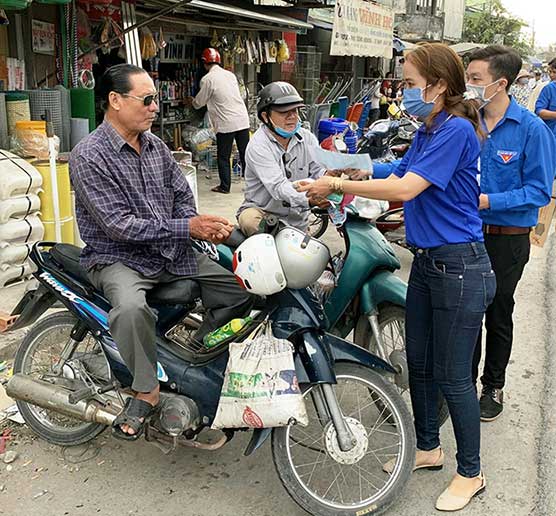  Phát khẩu trang vải cho người dân