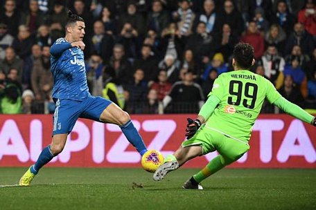 Ronaldo thiết lập vô số kỷ lục sau khi thi đấu và ghi bàn trong trận gặp SPAL. (Ảnh: Getty). 