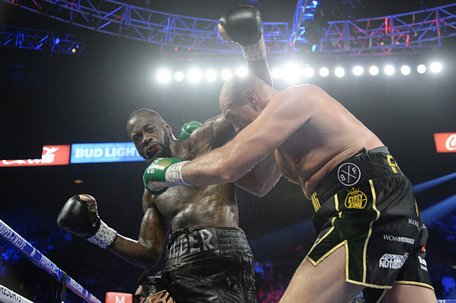 Wilder (trái) lép vế hoàn toàn trước Fury - Ảnh: REUTERS