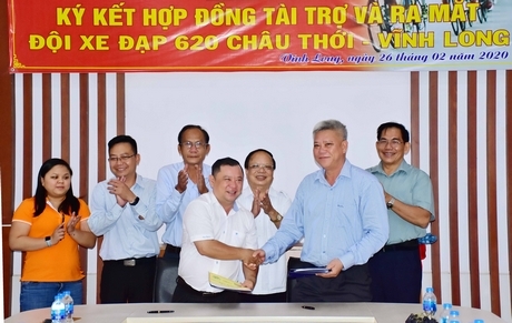 Ông Trần Thanh Vũ- Chủ tịch HĐQT kiêm Tổng Giám đốc Công ty CP Bê tông 620 Châu Thới (phải) cùng ông Nguyễn Minh Hiền- Giám đốc Trung tâm Huấn luyện thi đấu TDTT tỉnh (Sở Văn hóa, Thể thao và Du lịch tỉnh Vĩnh Long) tại lễ ký kết.