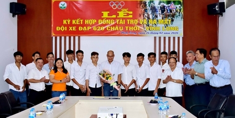 Lãnh đạo Công ty CP Bê tông 620 Châu Thới; Sở Văn hóa, Thể thao và Du lịch tỉnh; Liên đoàn Xe đạp- Mô tô thể thao tỉnh Vĩnh Long cùng đội xe đạp 620 Châu Thới- Vĩnh Long tại lễ ký kết, ra mắt.
