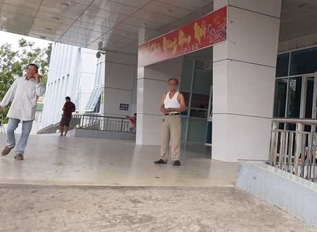 Nhiều người đến khám và thăm bệnh nhân còn thiếu ý thức và vẫn thản nhiên hút thuốc gây ô nhiễm môi trường Bệnh viện Đa khoa tỉnh Vĩnh Long.