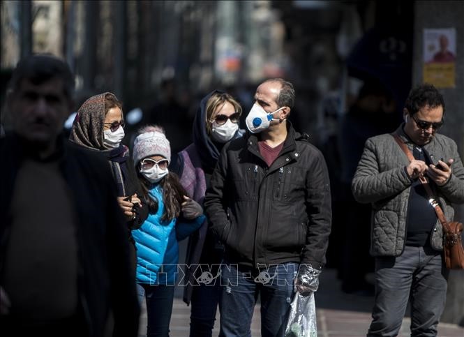 Người dân đeo khẩu trang để phòng tránh lây nhiễ/COVID-19 tại Tehran, Iran ngày 23/2/ Ảnh: THX/TTXVN