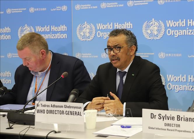 Tổng giám đốc WHO Tedros Adhanom Ghebreyesus (phải) phát biểu tại cuộc họp báo ở Geneva, Thụy Sĩ ngày 24/2. Ảnh: THX/TTXVN