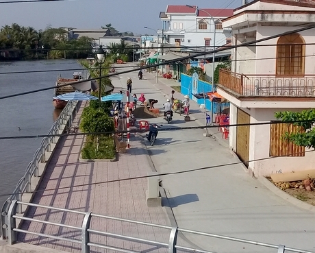 Đoạn kè chống sạt lở bờ sông khu vực thị trấn Long Hồ bị phản ánh lấn chiếm. Ảnh chụp vào sáng 26/2/2020.