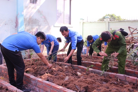 Thực hiện vườn rau sạch cho thiếu nhi