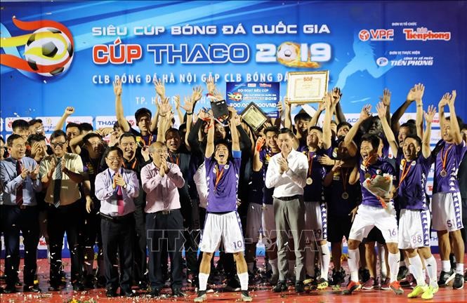 Đại diện Ban tổ chức trao cúp Quốc gia 2019 cho các cầu thủ đội bóng Câu lạc bộ Hà Nội. Ảnh: Thanh Vũ/TTXVN.