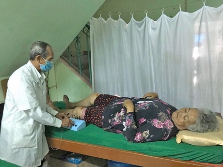 Hội viên Châm cứu tỉnh đến tận nhà điều trị cho bệnh nhân.