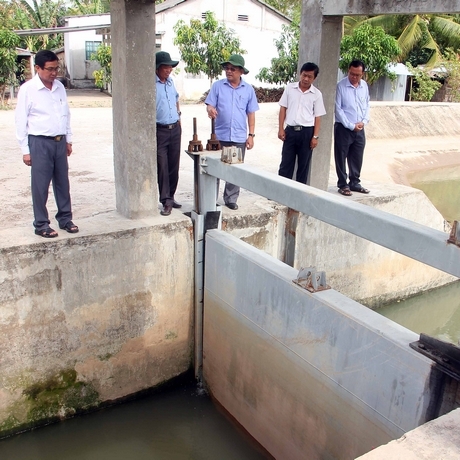 Ông Trần Hoàng Tựu (đứng giữa) đến kiểm tra vận hành cống Rạch Ranh (xã Tích Thiện- Trà Ôn).