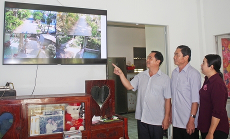 Anh Trắng (bìa trái) thường giám sát tình hình an ninh trật tự của ấp qua màn hình tivi tại nhà.