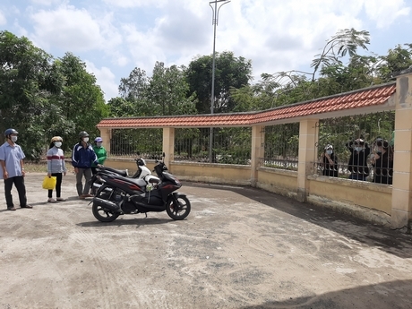 Gia đình cô Nguyễn Thị Thu (An Giang) mừng vui khi con và mọi người từ Hàn Quốc về nước an toàn và được cách ly tập trung 14 ngày.