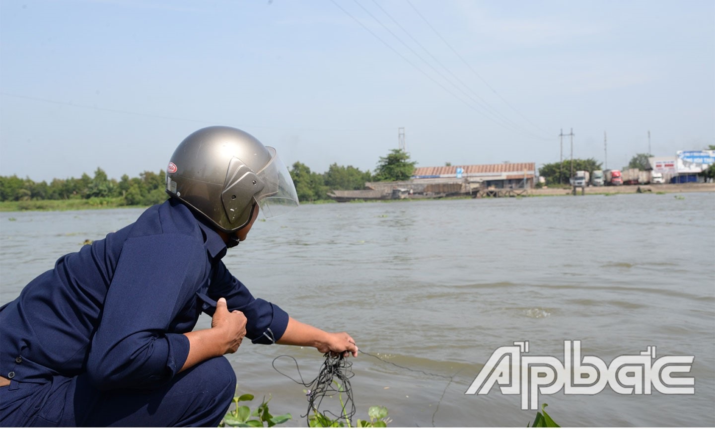 Cán bộ ngành Nông nghiệp liên tục đo độ mặn tại phà Ngũ Hiệp.