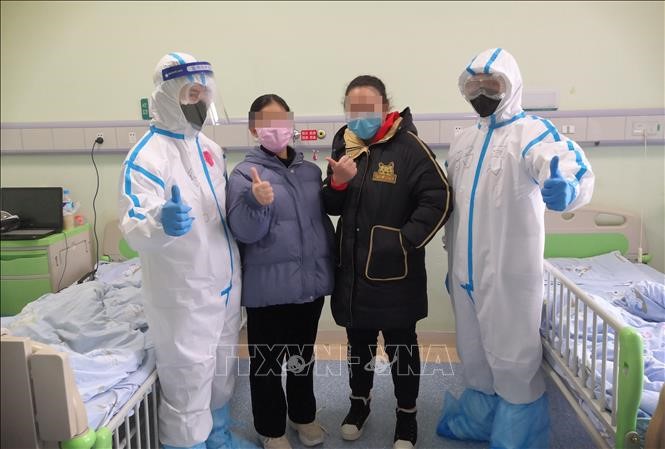 Bệnh nhân nhiễm COVID-19 được điều trị tại bệnh viện dã chiến ở Vũ Hán, tỉnh Hồ Bắc, Trung Quốc, ngày 26/2/2020. Ảnh: THX/TTXVN
