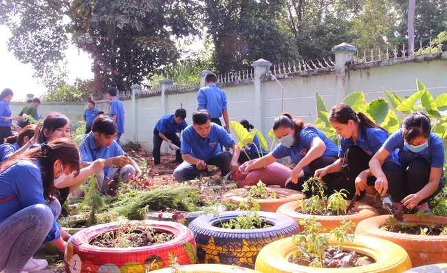 Bạn trẻ thực hiện công trình vườn hoa cho thiếu nhi.