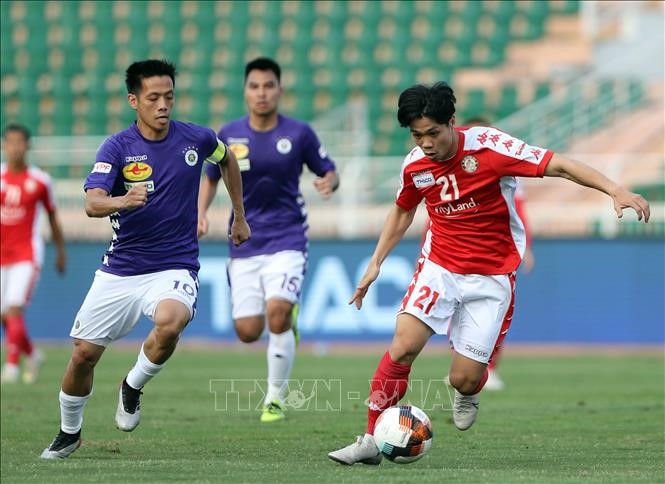 Đương kim vô địch Hà Nội (trái) sẽ có trận mở màn mùa giải V.League 2020 gặp Dược Nam Hà Nam Định. Ảnh: Thanh Vũ/TTXVN