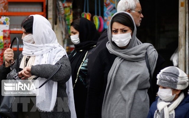 Người dân đeo khẩu trang phòng dịch COVID-19 ở Iran. (Ảnh: IRNA/TTXVN)