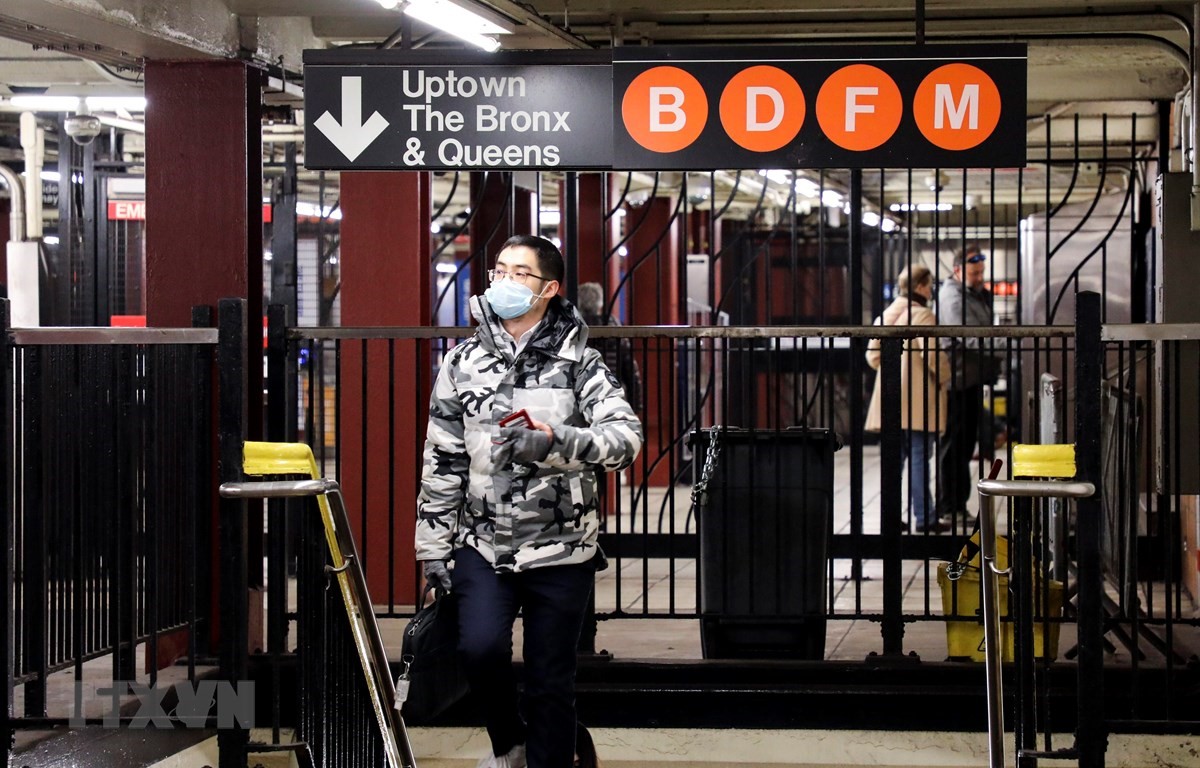 Người dân đeo khẩu trang phòng dịch COVID-19 tại ga tàu điện ngầm ở Manhattan thuộc New York, Mỹ ngày 5/3/2020. (Ảnh: THX/TTXVN)