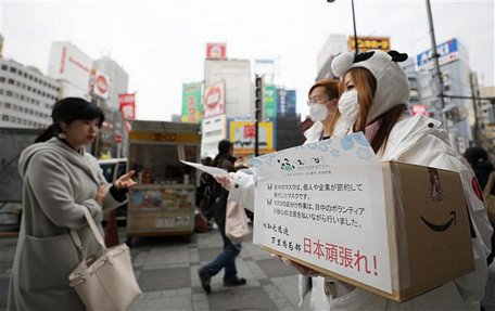  Phát khẩu trang miễn phí để phòng tránh lây nhiễm COVID-19 tại Tokyo, Nhật Bản, ngày 7/3. Ảnh: THX/TTXVN