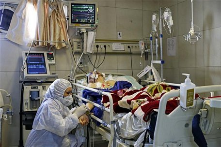  Nhân viên y tế Iran chăm sóc bệnh nhân nhiễm COVID-19 tại Tehran, ngày 1/3. Ảnh: AFP/TTXVN