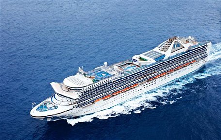  Tại Mỹ, truyền thông đưa tin Thống đốc bang California Gavin Newsom đã cho phép du thuyền Grand Princess cập cảng ở thành phố Oakland , sau nhiều ngày phải tạm neo ngoài biển. Trước đó, Phó Tổng thống Mỹ Mike Pence ngày 6/3/2020 cho biết có 21 người trên tàu Grand Princess có kết quả xét nghiệm dương tính với SARS-CoV-2. Ảnh: TTXVN phát