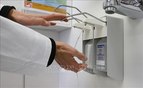 Rửa tay để phòng tránh lây nhiễm COVID-19 tại Stuttgart, miền nam nước Đức, ngày 2/3/2020. Ảnh: AFP/TTXVN