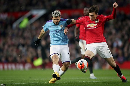 Một pha uy hiếp khung thành Man Utd của Aguero (xanh) - Ảnh: PA