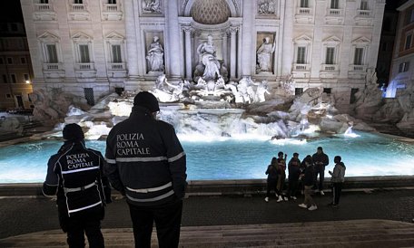 Đài phun nước Fontana di Trevi ngày 9/3, chỉ có một nhóm nhỏ thanh niên bên cạnh cảnh sát canh gác ngày đêm (Nguồn: EPA)