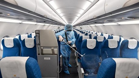  Máy bay Vietnam Airlines được tiến hành khử trùng để phòng tránh virus SARS-CoV-2. (Ảnh: CTV/Vietnam+)