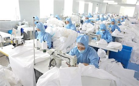 Công nhân sản xuất thiết bị bảo hộ tại công ty công nghệ y tế thành phố An Sơn, tỉnh Liêu Ninh, Trung Quốc ngày 2/3/2020. (Ảnh: THX/TTXVN)