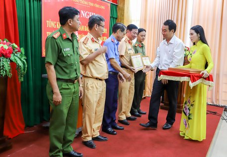  Chủ tịch UBND tỉnh- Lữ Quang Ngời trao bằng khen cho các cá nhân có thành tích xuất sắc trong công tác đảm bảo trật tự ATGT năm 2019