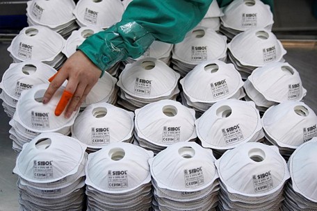 Thái Lan tăng cường sản xuất khẩu trang. Ảnh minh họa: Reuters.