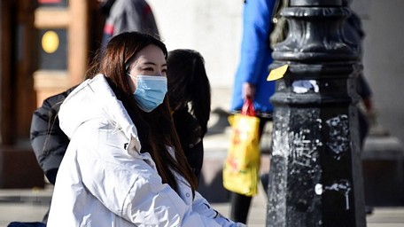  Người dân đeo khẩu trang phòng tránh lây nhiễm dịch COVID-19 tại Moskva, Nga. (Ảnh: AFP/TTXVN)