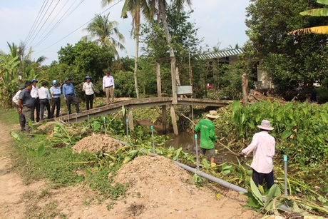 Đoàn khảo sát kiểm tra công tác nạo vét kênh mương.