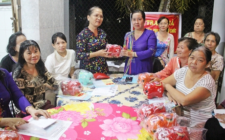 Mô hình nuôi heo đất tiết kiệm hộ gia đình do hội phát động và tặng heo cho chị em về nuôi.