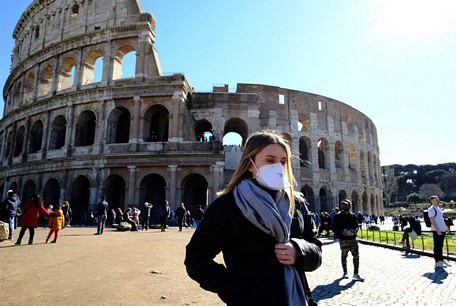  Người dân Italy đeo khẩu trang tại nơi công cộng giữa lúc dịch COVID-19 lây lan nhanh tại nước này. Ảnh: AP