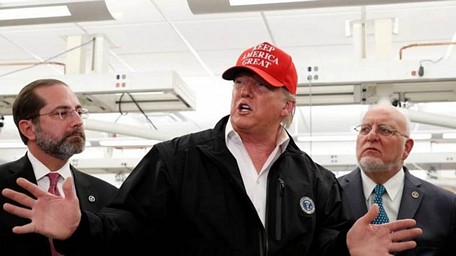 Tổng thống Mỹ Donald Trump (giữa). Ảnh: Reuters