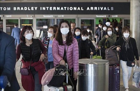Hành khách đeo khẩu trang đề phòng lây nhiễm COVID-19 tại sân bay quốc tế Los Angeles, bang California, Mỹ ngày 29/1/2020. Ảnh: AFP/TTXVN