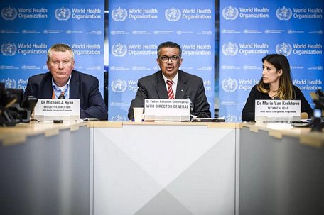 Ông Tedros Adhanom Ghebreyesus, tổng giám đốc WHO (giữa), trong cuộc họp báo ngày 11/3 tuyên bố dịch bệnh COVID-19 đã là đại dịch - Ảnh: AFP