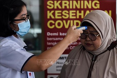 Nhân viên y tế kiểm tra thân nhiệt của người dân tại bệnh viện ở Jakarta, Indonesia, trong bối cảnh dịch COVID-19 lan rộng, ngày 7/3/2020. Ảnh: THX/TTXVN