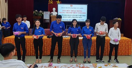 Đập heo đất hỗ trợ sinh viên khó khăn.