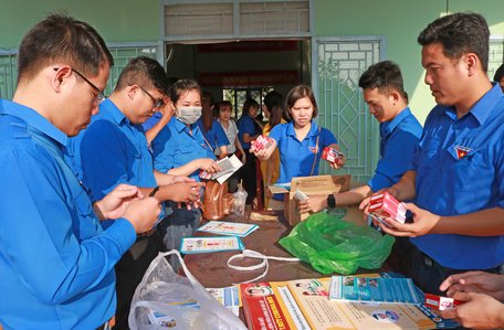 Những tờ rơi tuyên truyền, xà bông diệt khuẩn được đoàn viên thanh niên chuẩn bị trao tận tay bà con.